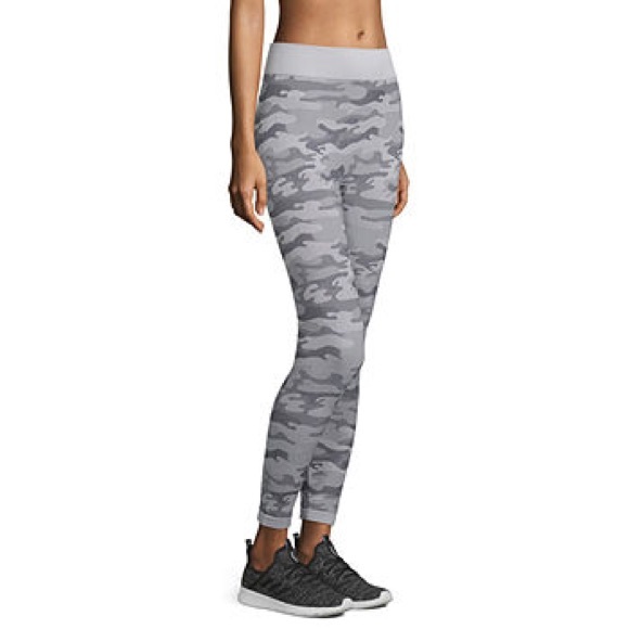 Pants - donating February 26 😘

camo Seamless leggings